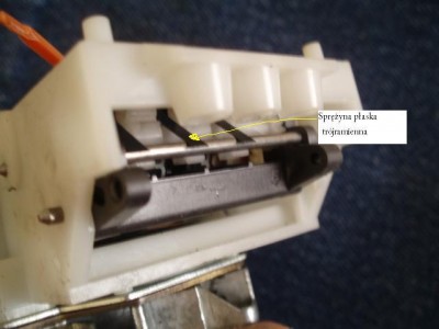 lic 008.jpg (38.79 KiB) Przejrzano 9683 razy Sprężyna płaska trójramienna z tyłu liczydła