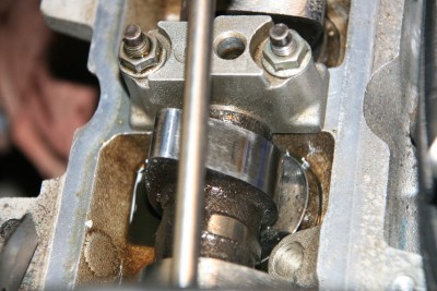 IMG_9453.JPG (440.71 KiB) Przejrzano 6882 razy Wałek ze 128 konnej wersji - zdjęta pokrywa podczas lokalizowania przyczyny braku ciśnienia oleju.