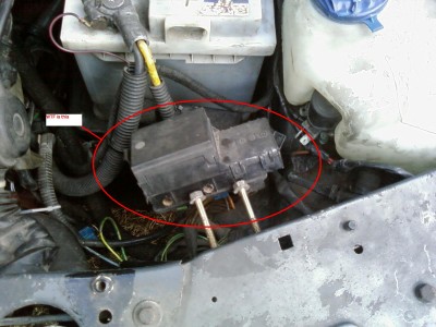 co to jest ??? jest przy przednim pasie, ma w sobie 3 bezpieczniki i wiem, ze do tego do srodka idzie plus od aku (w srodku nie wiem co jest) - 3 kostki do tego sa wpiete