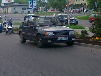 Czyje to cabrio jest?? klubowe ramki ma więc zakładam że kogoś z forum..:) chciałbym się skontaktować z właścicielem bo miał całkiem ładnie fotel obszyte :)