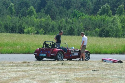 Lotus nie ogarnął nierówności na poboczu ... uszkodzona miska i koniec jazdy.