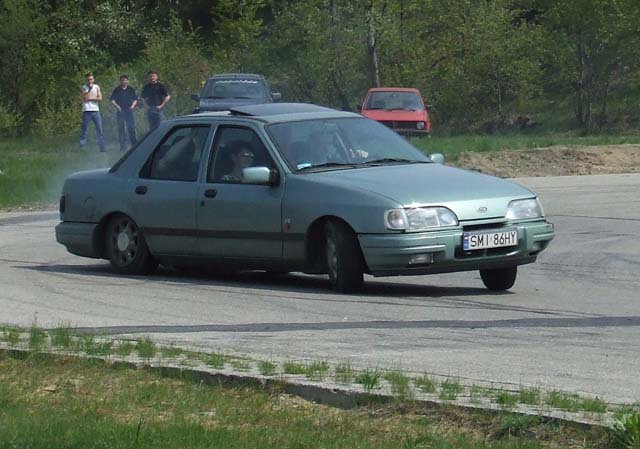 ...i driftowali (nie był to co prawda poziom d1, ale byli ambitni :P )