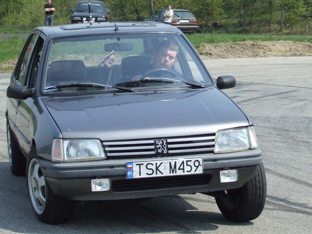 misiek pod lusterkiem prawie zwrócił obiad; Pagi - jak zawsze - szybki i spokojny