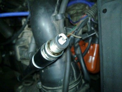 świeca w dobrym stanie: ceramiczny izolator jest czysty, cieniuteńka warstewka czarnego, suchego osadu na metalu obudowy, elektroda boczna prawie czysta