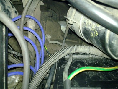 dwie masy idąca od akumulatora: żółto-zielona do karoserii, w prawo; czarna w dół, do silnika (powinna iść nad linką sprzęgła, poprawiłem po zrobieniu zdjęcia)