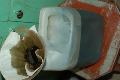 Przesączanie oleju przez sączek