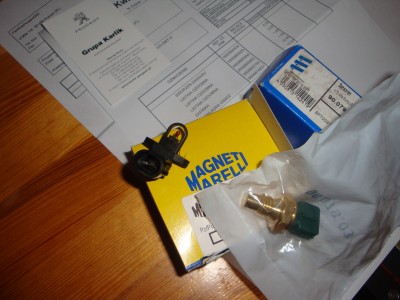 DSC00025.JPG (2.53 MiB) Przejrzano 7008 razy Czujnik temp. pow. dolot. i czujnik temp. na ECU. PO 20latach trzeba je wymienić, nowy silnik to i nowe czujniki :)