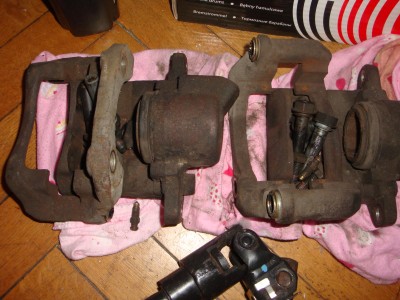 DSC00027.JPG (2.76 MiB) Przejrzano 7008 razy Zaciski rozebrałem i czekają aż je wyczyszczę i pomaluję. Od razu wymienię uszczelniacze i tłoczyska na nowe.