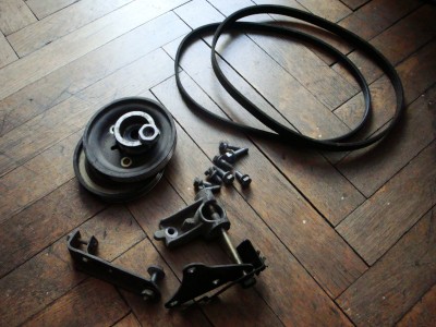 DSC00118.JPG (2.03 MiB) Przejrzano 6848 razy Klamoty do przełożenia alternatora za silnik (między przegrodę czołową a silnik)