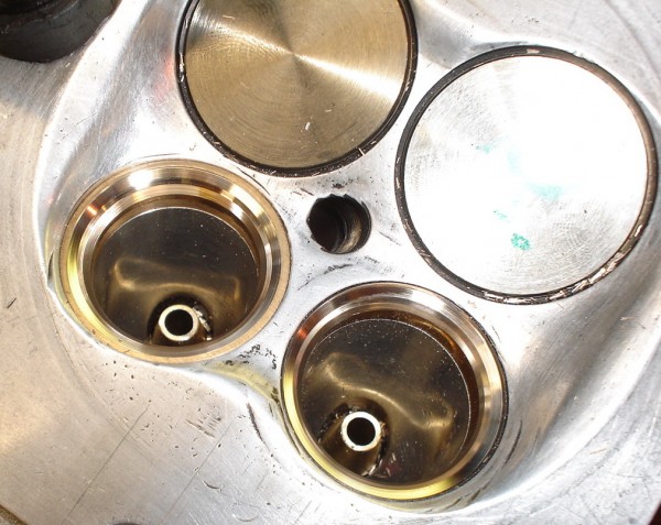 Głowica motocykla żużlowego - gniazda z bronzu na życzenie klienta