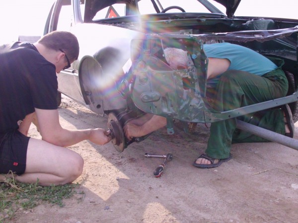 IMG_0236.JPG (2.32 MiB) Przejrzano 5988 razy No i niestety słabo skręcona półoś własnej produkcji i koło potoczyło się w zboże, krótka naprawa i w drogę