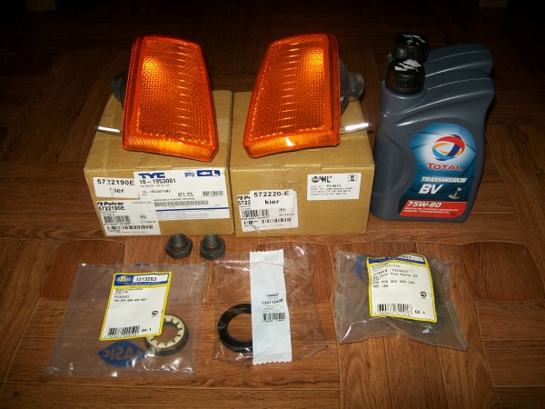 100_3742.JPG (2.59 MiB) Przejrzano 7430 razy Mrygacze TYC,<br />Simerringi pół osi,<br />Poduszka silnika,<br />Olej do skrzyni Total.<br />Nakrętki,