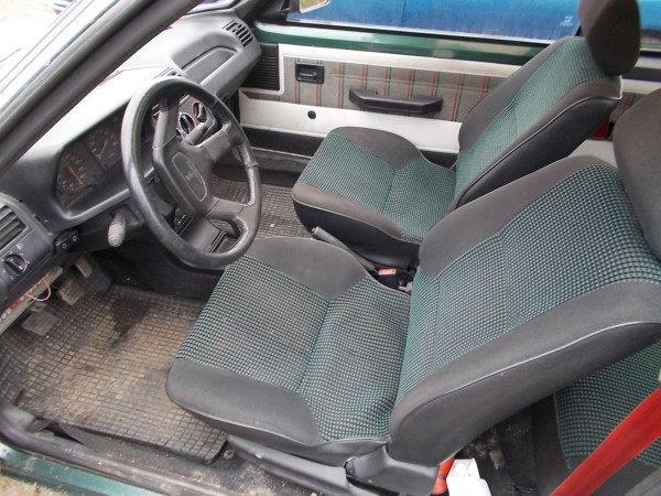 DSCN0799.JPG (496.48 KiB) Przejrzano 7759 razy Fotel kierowcy bezpośrednio na szynach, pasażera na mechanizmie podnoszenia.