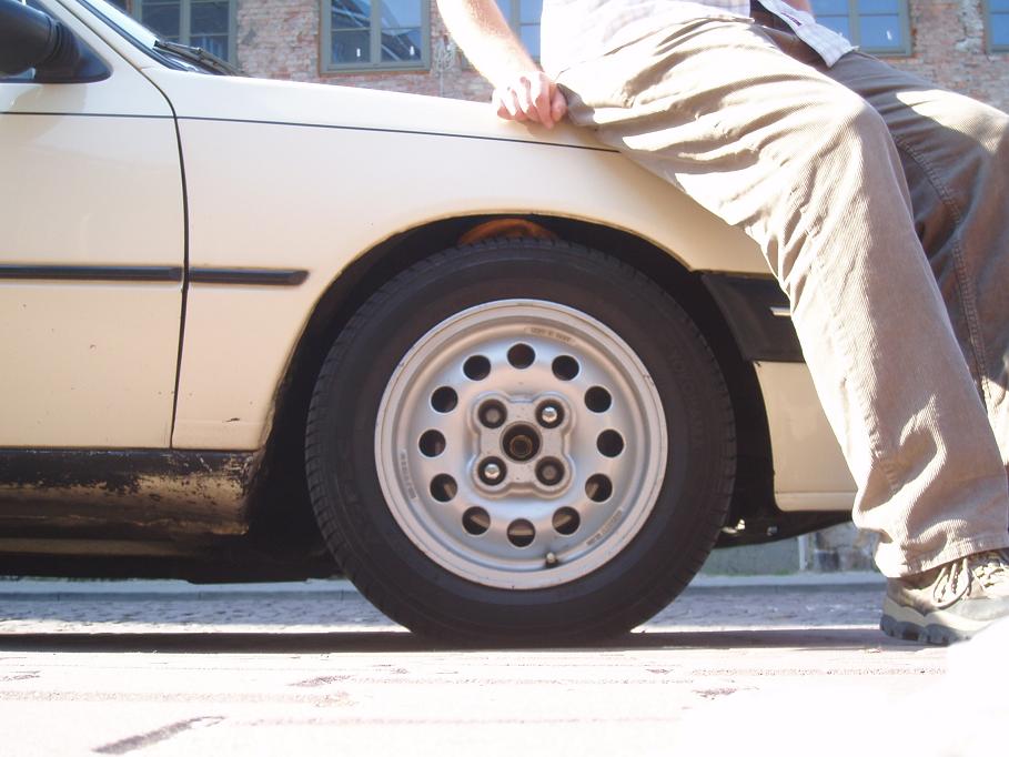 obciążony moją masą - 85 kg nie ugina się prawie wcale.. przynejmniej mi się tak wydaje..
