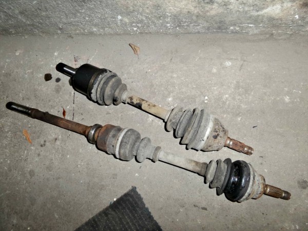 20150201_124107.jpg (583.85 KiB) Przejrzano 5701 razy Lewa półoś GSP - całkiem sprawna po 1.5 roku użytkowania. I stara zdezelowana, której czas dobiegł końca.