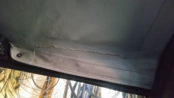 43754167_171196410473299_3593792354256945152_n.jpg (166.67 KiB) Przejrzano 14181 razy Ślad po domniemanym nożowniku, łatane przez pobliskiego tapicera. Nie samochodowego. :P Skasował 30zł.