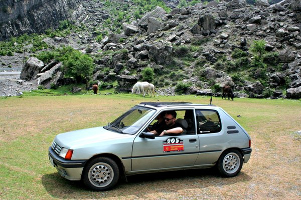 IMG_4940.JPG (1.35 MiB) Przejrzano 10889 razy W Górach Przeklętych, kilkanaście metrów od trasy SH20. W tle pasące się dzikie konie.