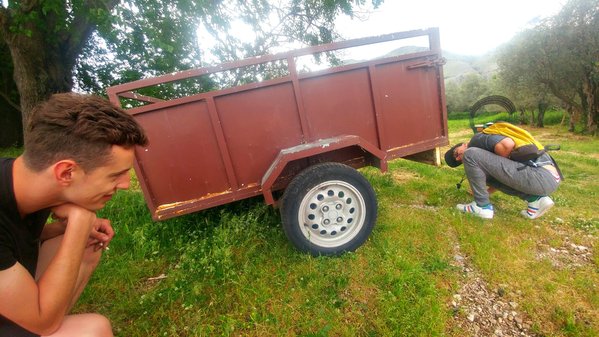 20180504_142211.jpg (852.47 KiB) Przejrzano 10889 razy Filipczak z Józkiem obczajają bałkański patent przyczepki na belce z 205-tki z felgami SL201