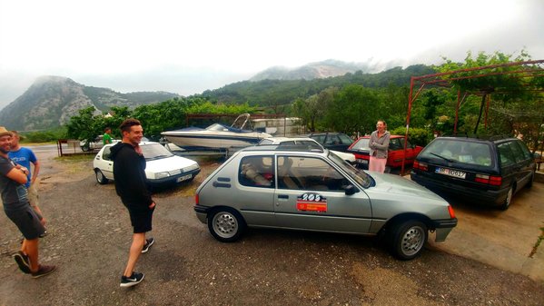 20180503_175422.jpg (632.59 KiB) Przejrzano 10883 razy Uśmiech ekipy wywołało znalezienie lokalnego warsztatu, którego właściciel gnił na podwórku wiele ciekawych eksponatów: od Łódki, Passata, przez Citroeny Dyane, Visę, XM-a, Xantię aż po 205 Greena i jakąś 309-tkę. Miny trochę nam zrzedły, gdy na fotelu jednego z samochodów dostrzegliśmy też dawno już zgniłego... kota.