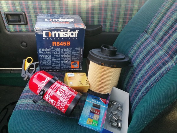 84289679_204576127331478_645708333923172352_n.jpg (1.15 MiB) Przejrzano 14277 razy Filtr powietrza, trochę oświetlenia no i gaśnica jeśli coś by się paliło przy drodze ;)