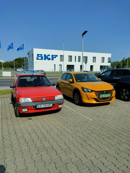 IMG20230527085931.jpg (4.03 MiB) Przejrzano 47301 razy Stare i nowe pod salonem Peugeota