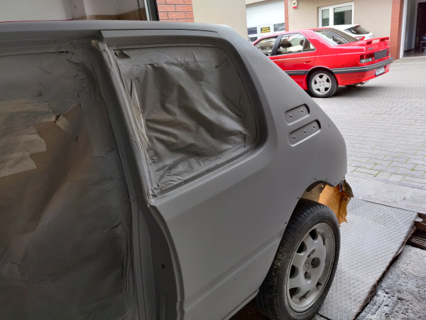 Bohater drugiego planu. Oba samochody przez większość czasu spędziły w Barcelonie zanim trafiły  do Polski. Różnica była tylko taka, że GTI już od lat stało zapomniane, a 405 cały czas służyło u pierwszego właściciela jako auto weekendowe