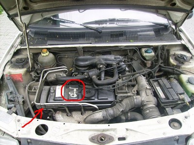 1)Chcialbym sie dowiedziec co to sa te rurki co je zaznaczylem strzalka?Jak ogladalem fotki na forum to tego nikt nie mial pod maska.<br />2)Co oznacza ten symbol?