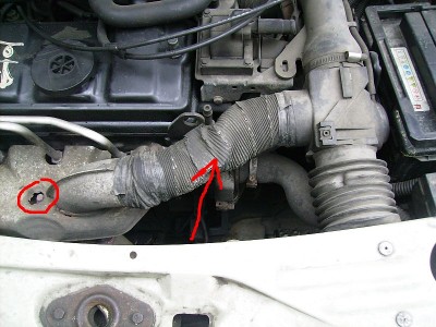 1)To co oznaczylem strzalka jest jakies zdezelowane,czy to przeszkadza?<br />2)Co to za dziura w kolku?Czy to powazne?