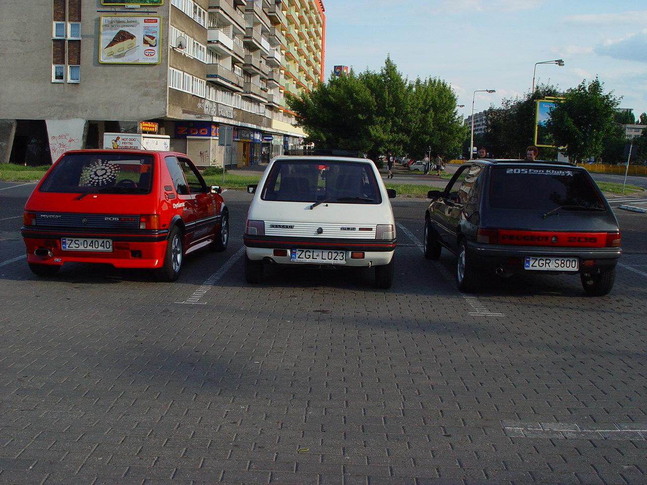 od lewej: Piotrek, Blaszka i Cheatoss :] (chodzi o auta, hehe)